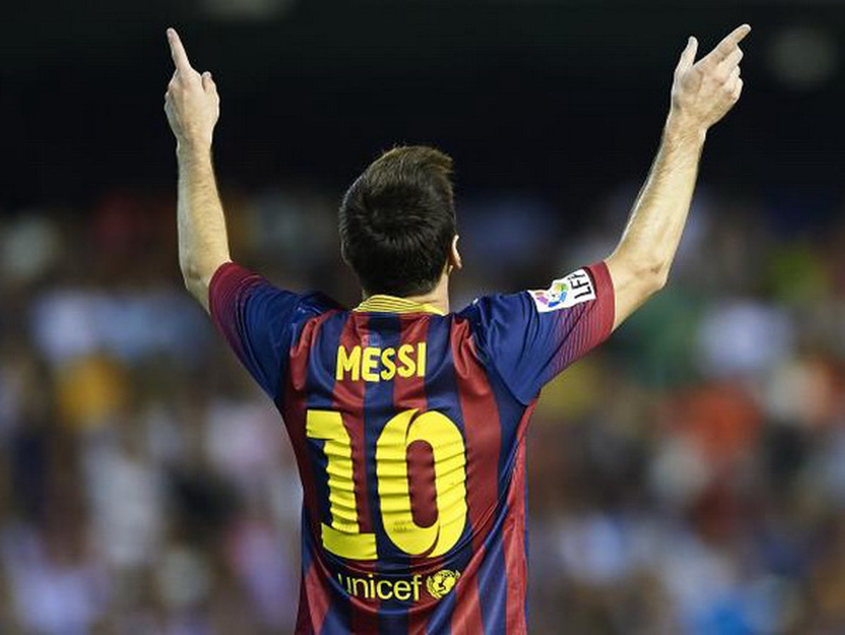 Messi đã trở thành số 9 'ảo' huyền thoại như thế nào?