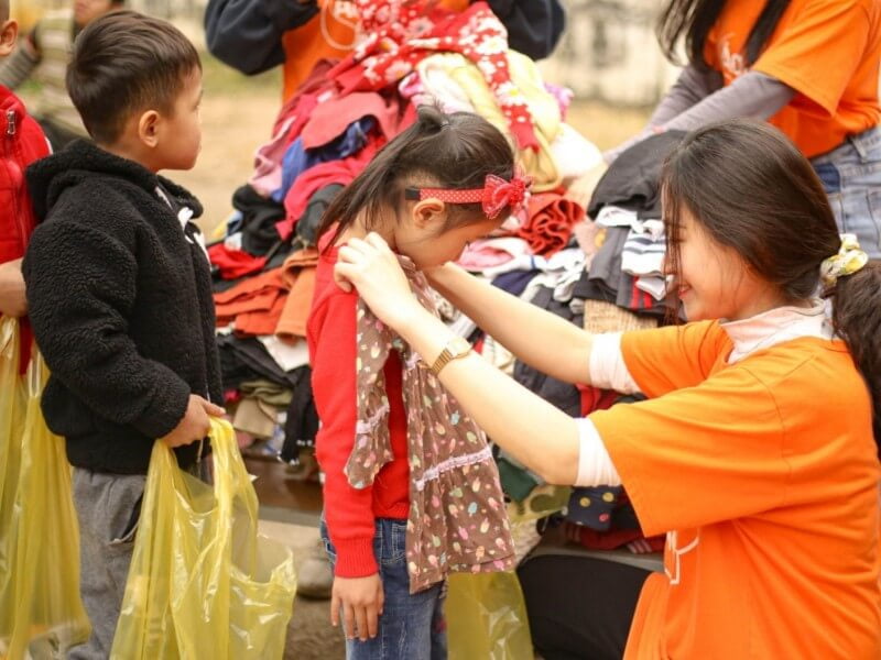 Tặng quần áo cho học sinh nghèo nhân dịp Tết