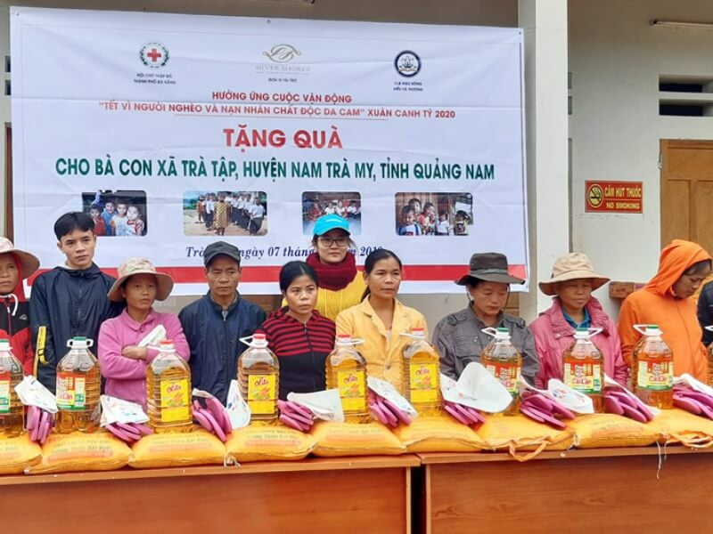 phát thực phẩm và quà Tết cho người nghèo