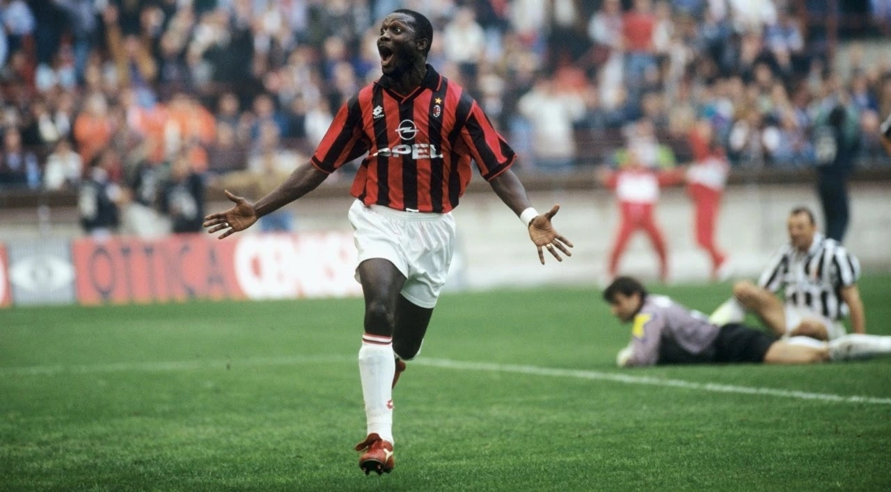 George Weah ăn mừng danh hiệu Quả bóng Vàng năm 1995